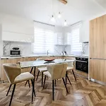 Miku Apartments-luxury View At Wilson Square شقة